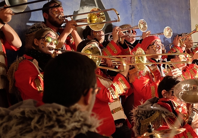 Die Auftritte der Guggenmusiken im Festzelt gehörten zu den Highlights des Abends. Die aufwändigen Kostüme sind immer wieder etwas Besonderes. (Bilder Salomon Schneider)