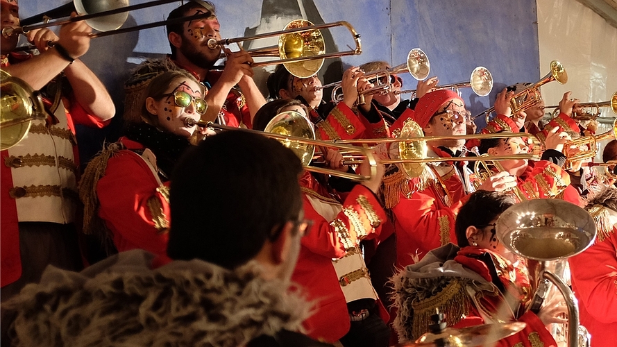 Die Auftritte der Guggenmusiken im Festzelt gehörten zu den Highlights des Abends. Die aufwändigen Kostüme sind immer wieder etwas Besonderes. (Bilder Salomon Schneider)