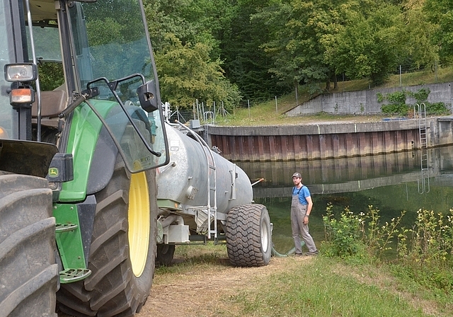 Rund 100’000 Liter Wasser pro Tag: Tanken an der Reuss. <em>(Bild Martin Mullis)</em>