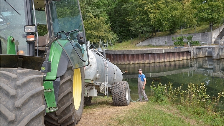 Rund 100’000 Liter Wasser pro Tag: Tanken an der Reuss. <em>(Bild Martin Mullis)</em>