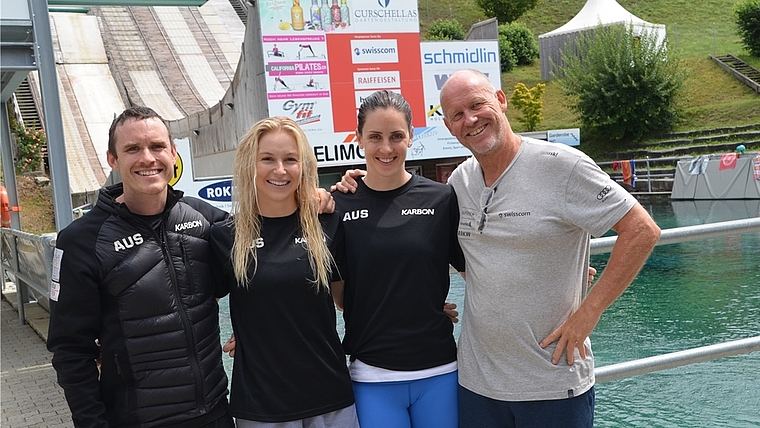 Die australischen Top-Athletinnen trainieren derzeit im Jumpin, Mettmenstetten: Danielle Scott (links) und Laura Peel, flankiert von Neo-Coach David Morris (ganz links) und dessen Mentor, dem Schweizer Nationaltrainer Michel Roth. <em>(Bild Thomas St