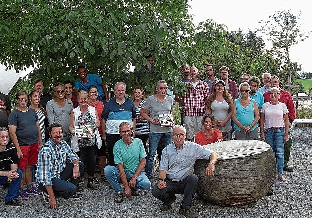 Stolze Kursabsolventen nach der Übergabe der neuen Sicherheitsplakette. Vorne kniend von links: Marco Mutzner (Geschäftsleiter WWW), Stefan Baumeler (Leiter Agrarbetriebe) und Peter Klauser von der BUL. (Bild Marianne Voss)