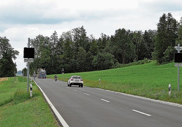 Die Wildwarnanlage am Strassenrand zwischen Mettmenstetten und Affoltern mit Bewegungssensoren und einer Leuchttafel, die bei Wildaktivitäten mit einem Warnhinweis aufblinkt. (Bild Marianne Voss)