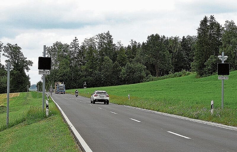 Die Wildwarnanlage am Strassenrand zwischen Mettmenstetten und Affoltern mit Bewegungssensoren und einer Leuchttafel, die bei Wildaktivitäten mit einem Warnhinweis aufblinkt. (Bild Marianne Voss)