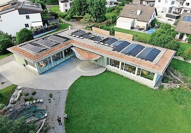 Sonnenstrom kommt auch vom Dach des neuen Kindergartens. (Bild zvg.)