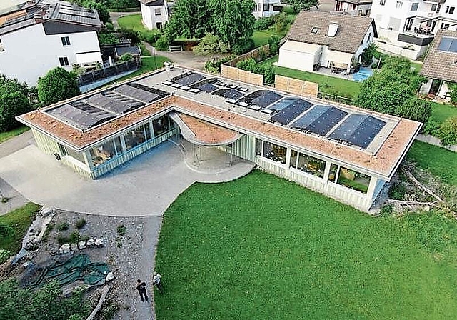 Sonnenstrom kommt auch vom Dach des neuen Kindergartens. (Bild zvg.)