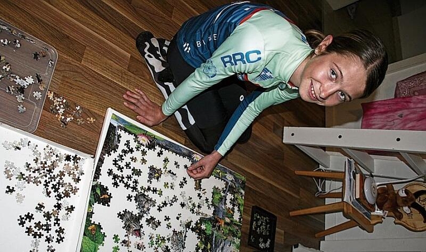 Lina beschäftigt sich in ihrer Freizeit gerne mit Puzzles.