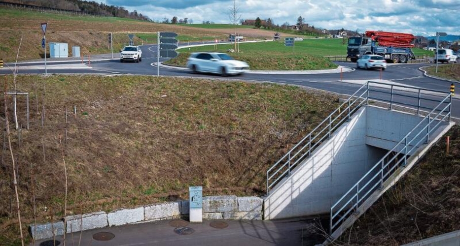 Ebenfalls Teil des im Juni 2023 eingeweihten Autobahnzubringers: Der Kreisel «Affolternstrasse», auch er liegt auf 
Ottenbacher Gemeindegebiet.