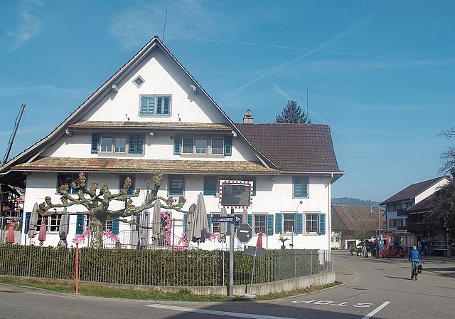 Wäre an und für sich zu laut: die Gartenwirtschaft des «Pöstli» beim Dorfplatz. Für das Areal mitsamt dem Volg soll deshalb künftig ein höherer Lärm-Grenzwert gelten. (Bild Daniel Koch)