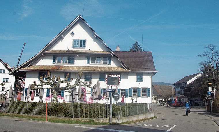 Wäre an und für sich zu laut: die Gartenwirtschaft des «Pöstli» beim Dorfplatz. Für das Areal mitsamt dem Volg soll deshalb künftig ein höherer Lärm-Grenzwert gelten. (Bild Daniel Koch)