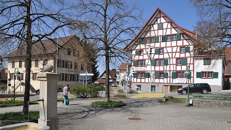 Ein Dorfplatz mit Brunnen und Wasserspielen, Bänken, mit viel Grün und geeignet für die verschiedensten Veranstaltungen, lautet der Wunsch der Teilnehmenden an der Zukunftswerkstatt. (Bild Werner Schneiter)