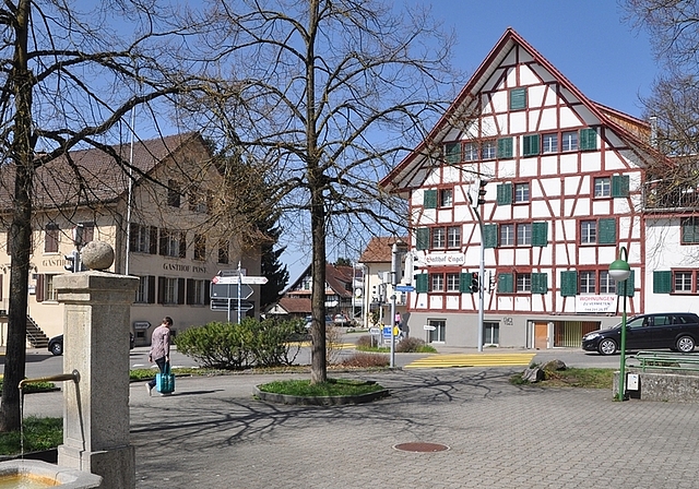 Ein Dorfplatz mit Brunnen und Wasserspielen, Bänken, mit viel Grün und geeignet für die verschiedensten Veranstaltungen, lautet der Wunsch der Teilnehmenden an der Zukunftswerkstatt. (Bild Werner Schneiter)