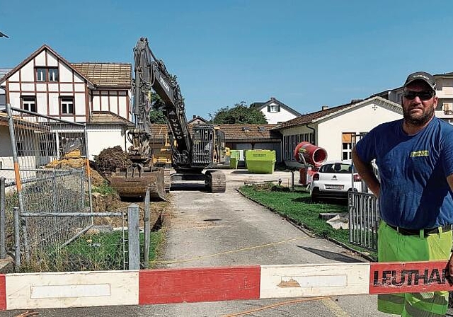 Urs Inderbitzin, Maschinist des Bauunternehmens Saredi AG, vor dem Kindergarten Breiten in Affoltern. (Bild Livia Häberling)