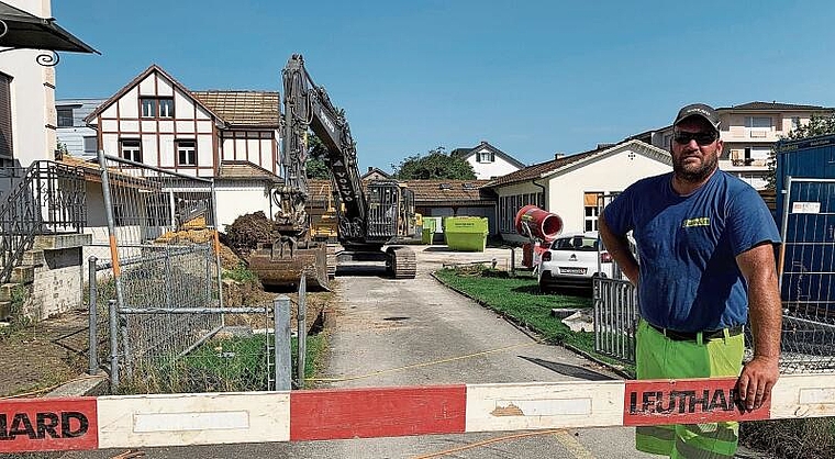 Urs Inderbitzin, Maschinist des Bauunternehmens Saredi AG, vor dem Kindergarten Breiten in Affoltern. (Bild Livia Häberling)
