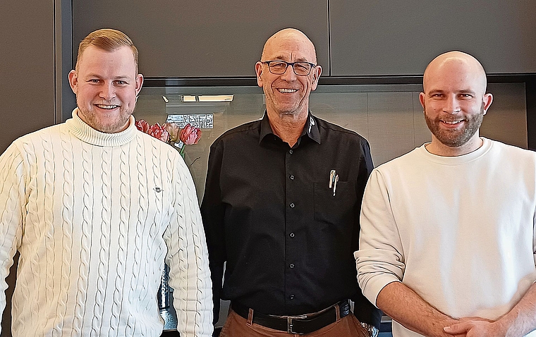 Stabübergabe bei der Girardi Schreinerei AG: Rico Girardi (Mitte) begleitet Fabian Neuhaus (links) und Philip Schaefer mit grosser Zuversicht, dass das Unternehmen auch künftig erfolgreich geführt wird. (Bild Regula Zellweger)