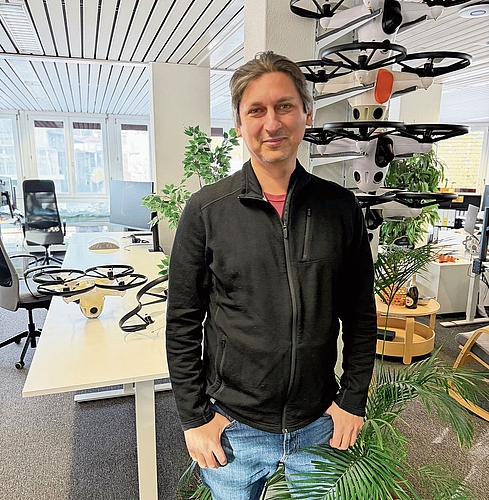 Alex Pachikov bezeichnet das Gebäude von Sunflower Labs in Stallikon als «lebendes Labor».
