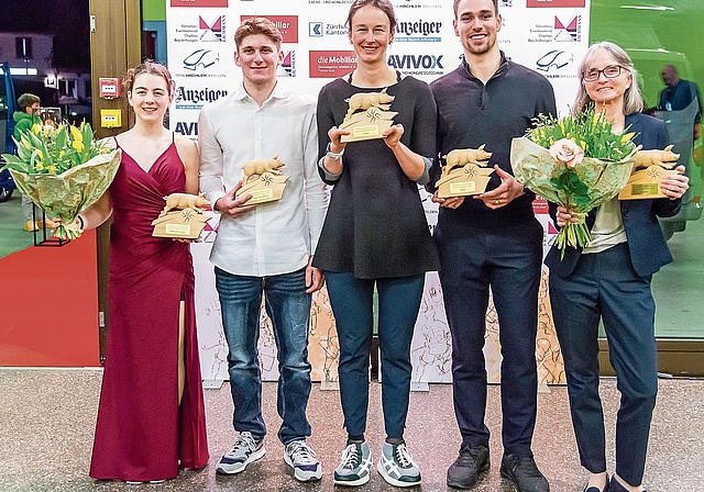 Die strahlenden Gewinner der Säuliämtler Sports Awards 2025 mit ihren Auszeichnungen: (von links) Elea Peter (Rhönrad, Newcomerin), Dario Schuler (Rudern, Newcomer), Flurina Rigling (Rad, Frauen), Davide Corrodi (Tanzsport, Team) und Colette Roth,