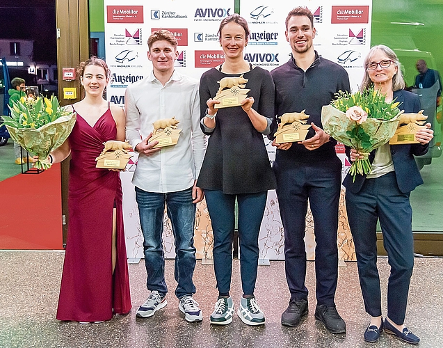 Die strahlenden Gewinner der Säuliämtler Sports Awards 2025 mit ihren Auszeichnungen: (von links) Elea Peter (Rhönrad, Newcomerin), Dario Schuler (Rudern, Newcomer), Flurina Rigling (Rad, Frauen), Davide Corrodi (Tanzsport, Team) und Colette Roth, Die strahlenden Gewinner der Säuliämtler Sports Awards 2025 mit ihren Auszeichnungen: (von links) Elea Peter (Rhönrad, Newcomerin), Dario Schuler (Rudern, Newcomer), Flurina Rigling (Rad, Frauen), Davide Corrodi (Tanzsport, Team) und Colette Roth, Mutter des nicht anwesenden Noé Roth (Freestyle Arials, Männer). (Bilder Daniel Vaia)