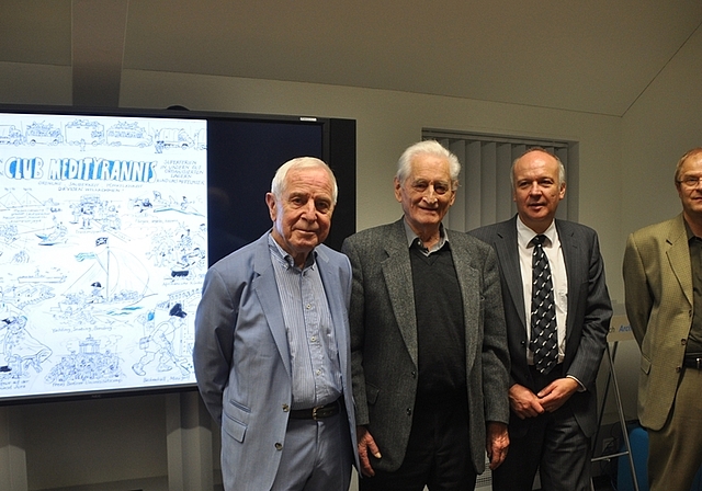 Vor der Karikatur, die das Bundesgericht beschäftigt hat. Von links: Ex-Tagi-Chefredaktor Peter Studer, H.U. Steger, Archivleiter Dr. Gregor Spuhler und Dr. Werner Hagmann, Dokumentationsbereich Zeitgeschichte. (Bild Werner Schneiter)