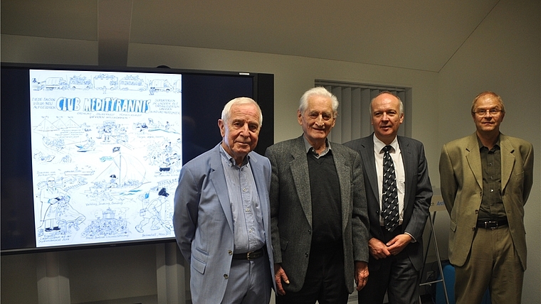 Vor der Karikatur, die das Bundesgericht beschäftigt hat. Von links: Ex-Tagi-Chefredaktor Peter Studer, H.U. Steger, Archivleiter Dr. Gregor Spuhler und Dr. Werner Hagmann, Dokumentationsbereich Zeitgeschichte. (Bild Werner Schneiter)