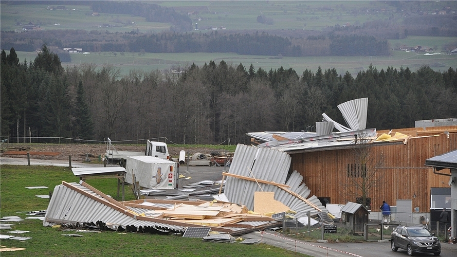Da zeigt sich die Wucht von «Burglind»: beschädigtes Dach einer Remise in Knonau. (Bild Werner Schneiter) Da zeigt sich die Wucht von «Burglind»: beschädigtes Dach einer Remise in Knonau. (Bild Werner Schneiter)