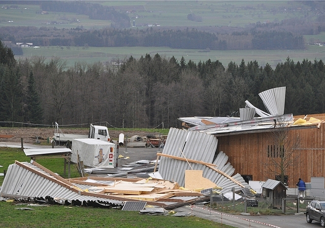 Da zeigt sich die Wucht von «Burglind»: beschädigtes Dach einer Remise in Knonau. (Bild Werner Schneiter)