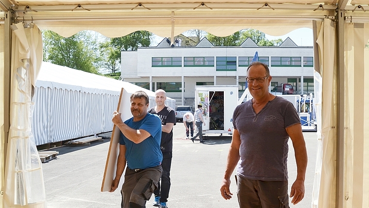 Für die Expo in Obfelden packen die Gewerbler mit an – sehr zur Freude von OK-Präsident Jürg Meier. <em>(Bild Thomas Stöckli)</em>