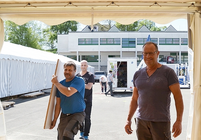 Für die Expo in Obfelden packen die Gewerbler mit an – sehr zur Freude von OK-Präsident Jürg Meier. <em>(Bild Thomas Stöckli)</em>