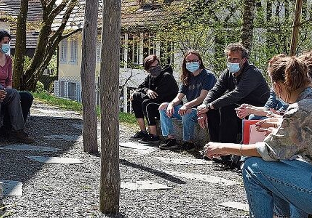 Die Lokalgruppe Hausen der Klimajugend trifft sich vor der Kirche Hausen zu ihrem ersten generationenübergreifenden Austausch: Das Ziel, nicht nur Junge anzusprechen, wurde erreicht. (Bild Bernhard Schneider)