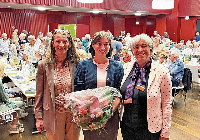 Geschäftsleiterin Verena Bieri (links) und Präsidentin Tessa Müller heissen das neue Vorstandsmitglied, Maria Rosa Joller, mit Blumen willkommen. (Bild Marianne Voss)