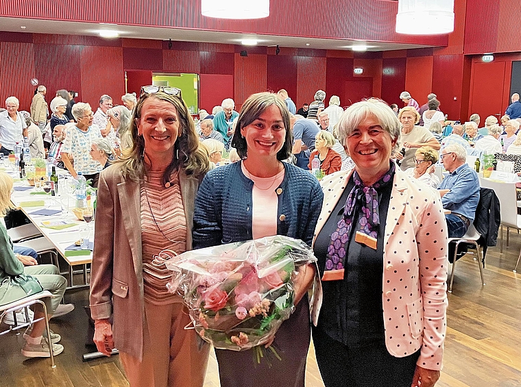 Geschäftsleiterin Verena Bieri (links) und Präsidentin Tessa Müller heissen das neue Vorstandsmitglied, Maria Rosa Joller, mit Blumen willkommen. (Bild Marianne Voss)