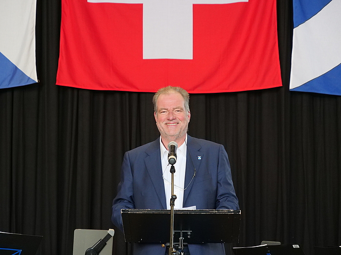 Gemeindepräsident Reto Bernhard begrüsste die Stallikerinnen und Stalliker persönlich vor der Turnhalle und dann offiziell mit einer Ansprache zu Neujahr. (Bild Claudia Eugster)