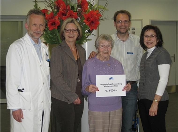 Checkübergabe in der Langzeitpflege in Affoltern, von links: Dr. Roland Kunz, Ursula Decurtins, Frieda Brand, Andreas Grieshaber und Maria Nocco (Aktuarin Frauenverein Hedingen). (Bild zvg.)