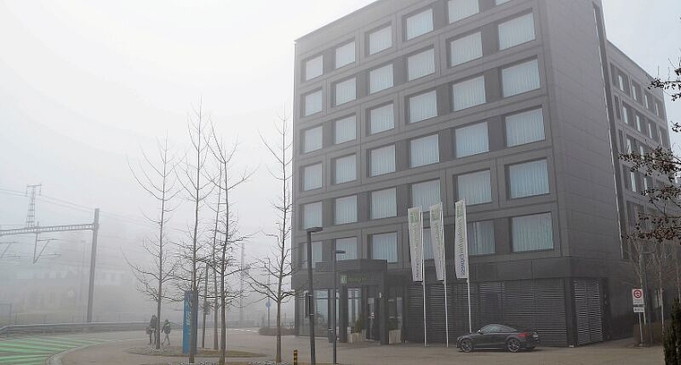 Die vorhandene Infrastruktur gab den Ausschlag: Das Ämtler Impfzentrum kommt ins leerstehende Hotel «Holiday Inn» am Bahnhof in Affoltern. (Bild Thomas Stöckli)