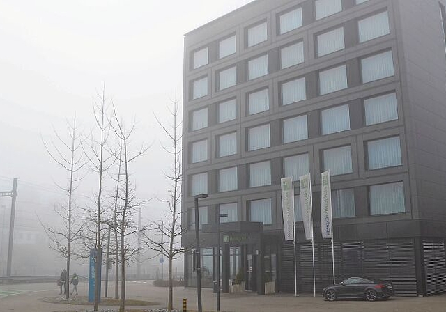 Die vorhandene Infrastruktur gab den Ausschlag: Das Ämtler Impfzentrum kommt ins leerstehende Hotel «Holiday Inn» am Bahnhof in Affoltern. (Bild Thomas Stöckli)