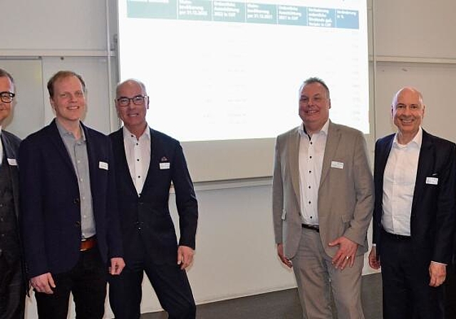 Erfreuliche Zahlen für die Ämtler Gemeinden an der «Gemeindeversammlung» der ZKB. Von links: ZKB-Anlagenchef Christoph Schenk, Samuel Schweizer, Chef der gastgebenden Ernst Schweizer AG, Mario Landolt (ZKB, Firmenkunden), Mark Roth (Bankpräsidiu