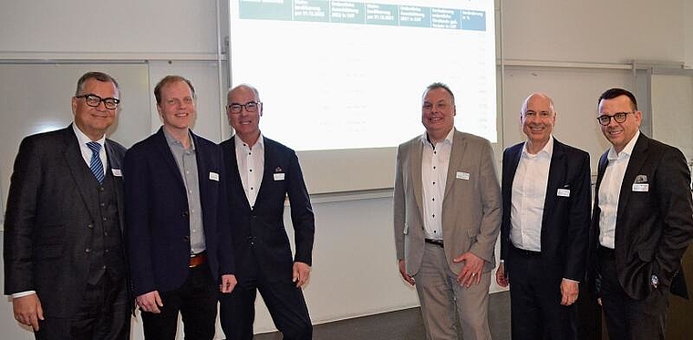 Erfreuliche Zahlen für die Ämtler Gemeinden an der «Gemeindeversammlung» der ZKB. Von links: ZKB-Anlagenchef Christoph Schenk, Samuel Schweizer, Chef der gastgebenden Ernst Schweizer AG, Mario Landolt (ZKB, Firmenkunden), Mark Roth (Bankpräsidiu