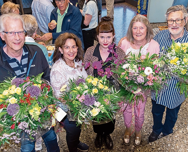 Verabschiedet und mit einem Blumenstrauss für ihren zum Teil jahrzehntelangen Einsatz für die Gemeinde geehrt (von links): Werner Michel (unter anderem langjähriger Gemeindepräsident), Teresa Bartesaghi (RPK-Präsidentin), Mia Zumsteg (Gemeinderätin), Ingrid Spiess (Gemeinderätin und Schulpräsidentin) und Hansruedi Metzger (BK-Vizepräsident). (Bild Daniel Vaia)