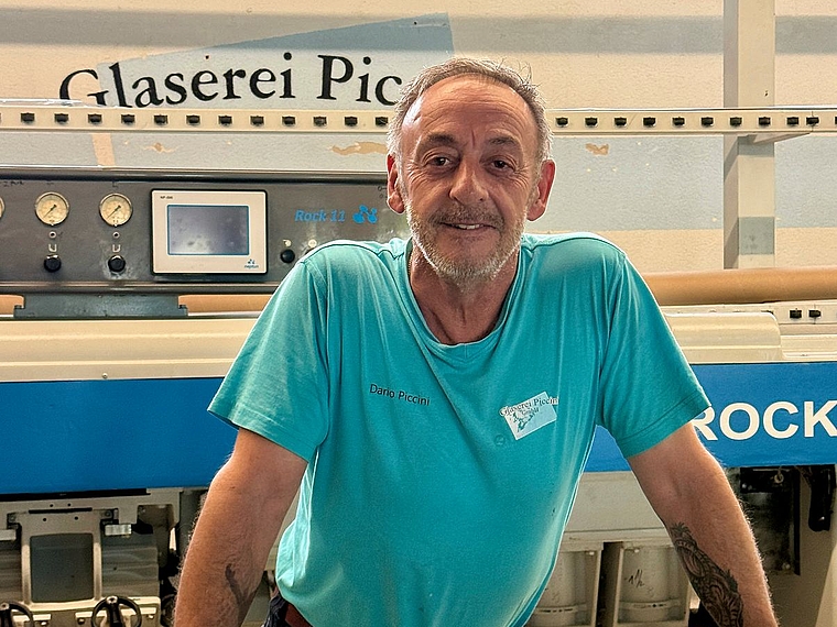 Dario Piccini am Zuschneidetisch in seiner Werkstatt. (Bild Brigitte Reemts Flum)