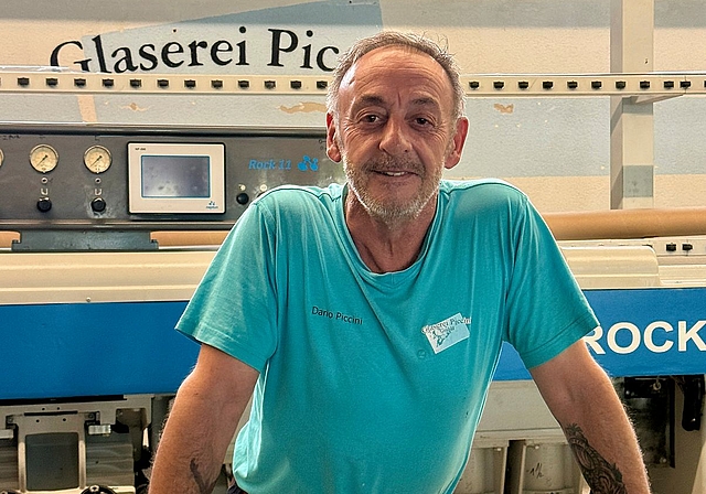 Dario Piccini am Zuschneidetisch in seiner Werkstatt. (Bild Brigitte Reemts Flum)