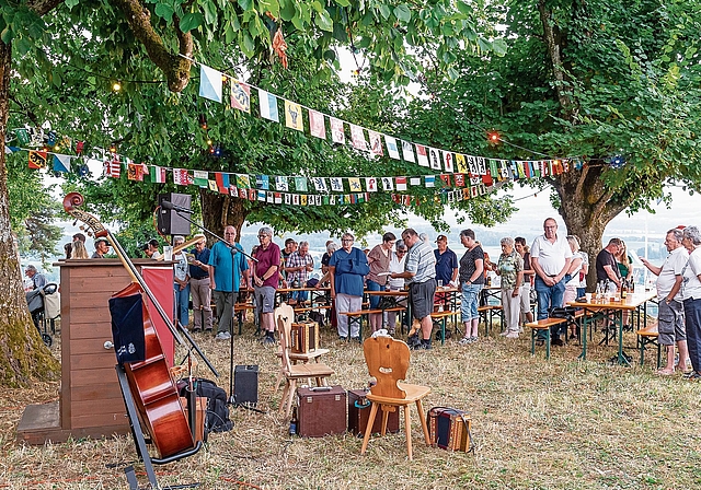 «Der schönste Festplatz im ganzen Kanton»: Das «Paradis» hoch über Mettmenstetten, wo auch dieses Jahr die traditionelle 1.-August-Feier stattfand. Unverzichtbar natürlich auch: das gemeinsame Singen des Schweizerpsalms.