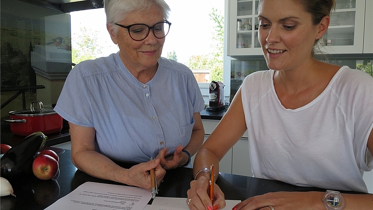 Mit dem Buch «Bonstetten kocht – ein kulinarisches Dorfportrait» der dörflichen Anonymität entgegenwirken und Identität stiften: Macherinnen Angela und Raffaela Höhn. (Bild Charles Höhn)