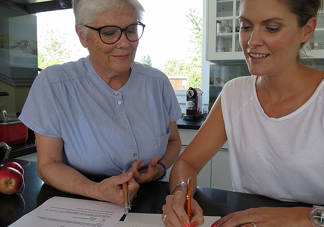 Mit dem Buch «Bonstetten kocht – ein kulinarisches Dorfportrait» der dörflichen Anonymität entgegenwirken und Identität stiften: Macherinnen Angela und Raffaela Höhn. (Bild Charles Höhn)