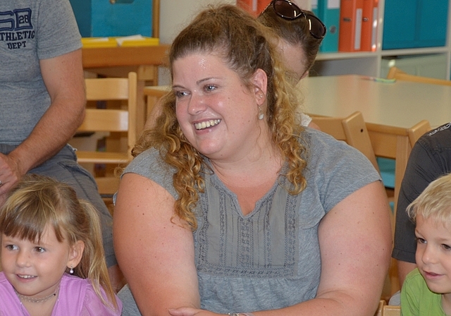 Sie muss 14 neue Namen lernen: Kindergärtnerin Sina Dummermuth zwischen Mia und Janis.<em> (Bild Martin Mullis)</em>