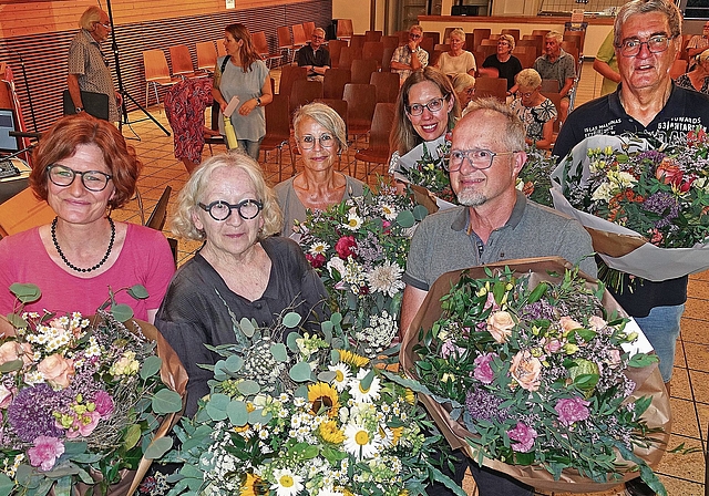 Vordere Reihe, die zurücktretenden Behördenmitglieder aus dem Gemeinderat (von links): Claudia Bickel, Esther Breitenmoser und Nathanaël Wenger, hinten die zurücktretenden RPK-Mitglieder: Doris Trachsel, Fabienne Zeberli und Paul Corbett. (Bild M
