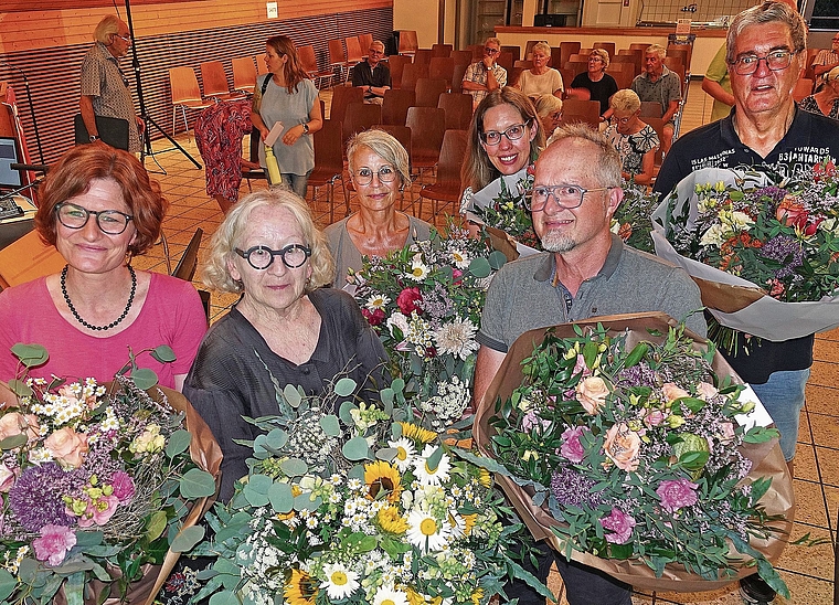 Vordere Reihe, die zurücktretenden Behördenmitglieder aus dem Gemeinderat (von links): Claudia Bickel, Esther Breitenmoser und Nathanaël Wenger, hinten die zurücktretenden RPK-Mitglieder: Doris Trachsel, Fabienne Zeberli und Paul Corbett. (Bild M