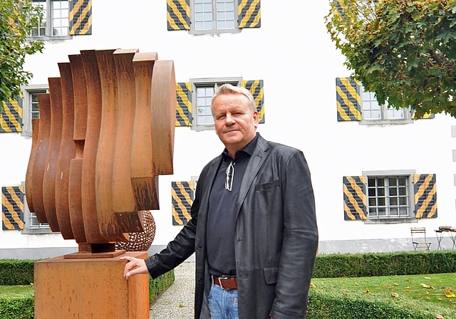 Der Skulpteur und sein Werk: Peter Bernhardsgrütter und sein «Circle of life» anlässlich der Vernissage im Garten des Schlosses Knonau. (Bild Bernhard Schneider)