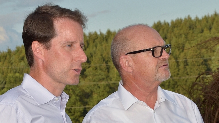 Nationalrat Thomas Aeschi (links) mit Gemeindepräsident Walter von Siebenthal auf dem Bollet. (Bild Martin Mullis)