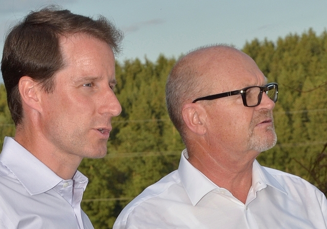 Nationalrat Thomas Aeschi (links) mit Gemeindepräsident Walter von Siebenthal auf dem Bollet. (Bild Martin Mullis)