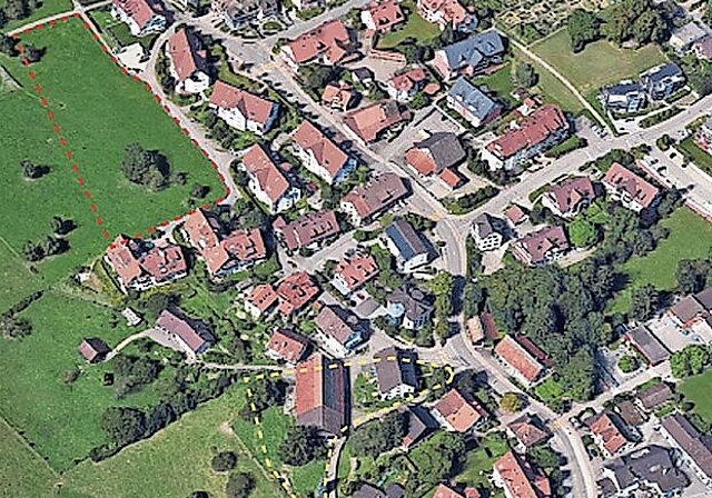 Der Wettswiler Dorfkern ums Gemeindehaus. Auf der rot markierten Parzelle sind Neubauten und auf der kleineren, gelben Parzelle Ersatzneubauten mit erhöhten Anforderungen geplant. (Bild zvg.)
